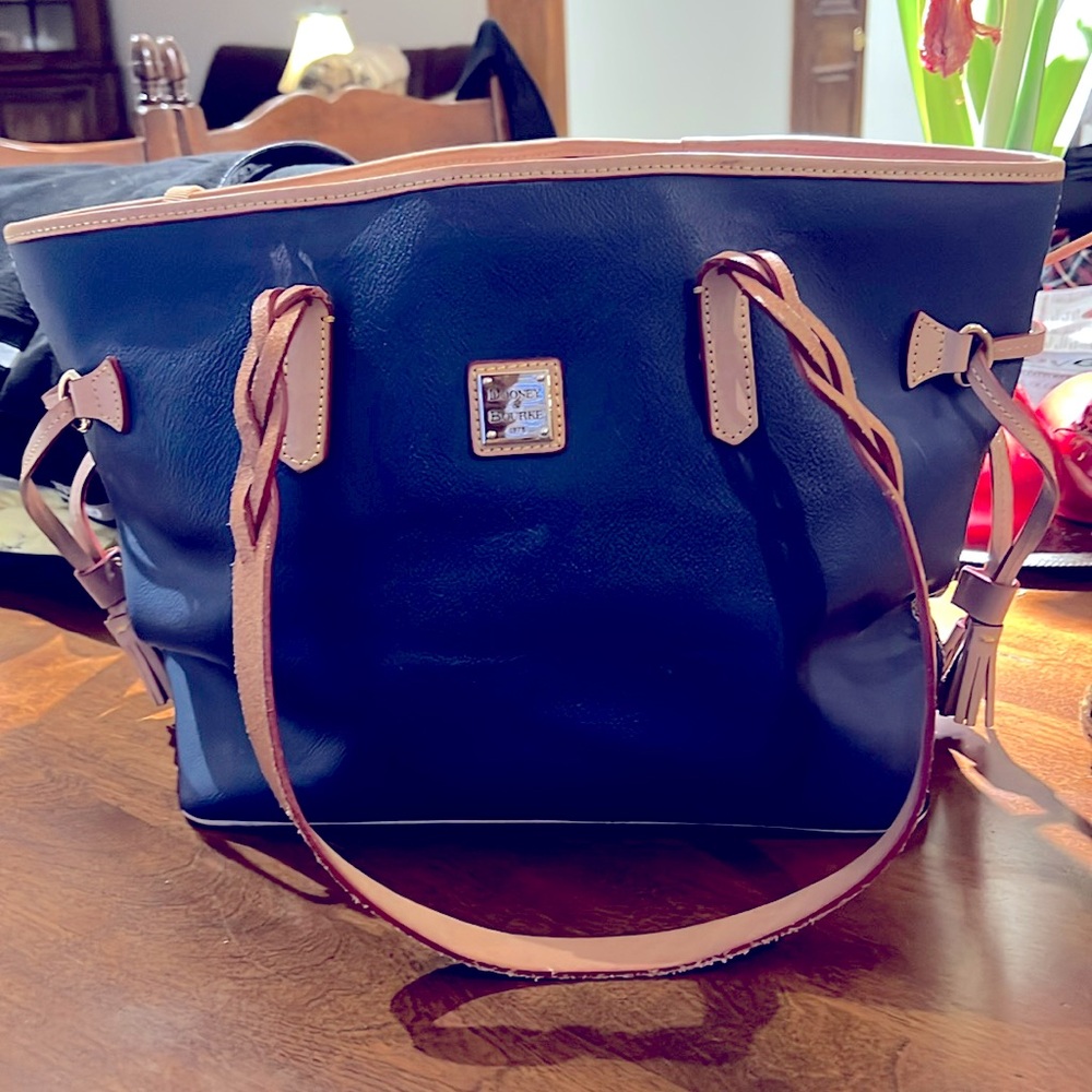 Dooney & Bourke classic bag mint condition